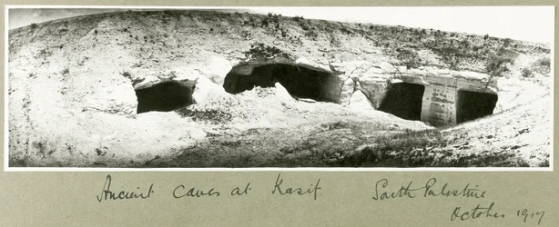 Grottes anciennes à Kasif, Palestine du Sud, octobre 1917